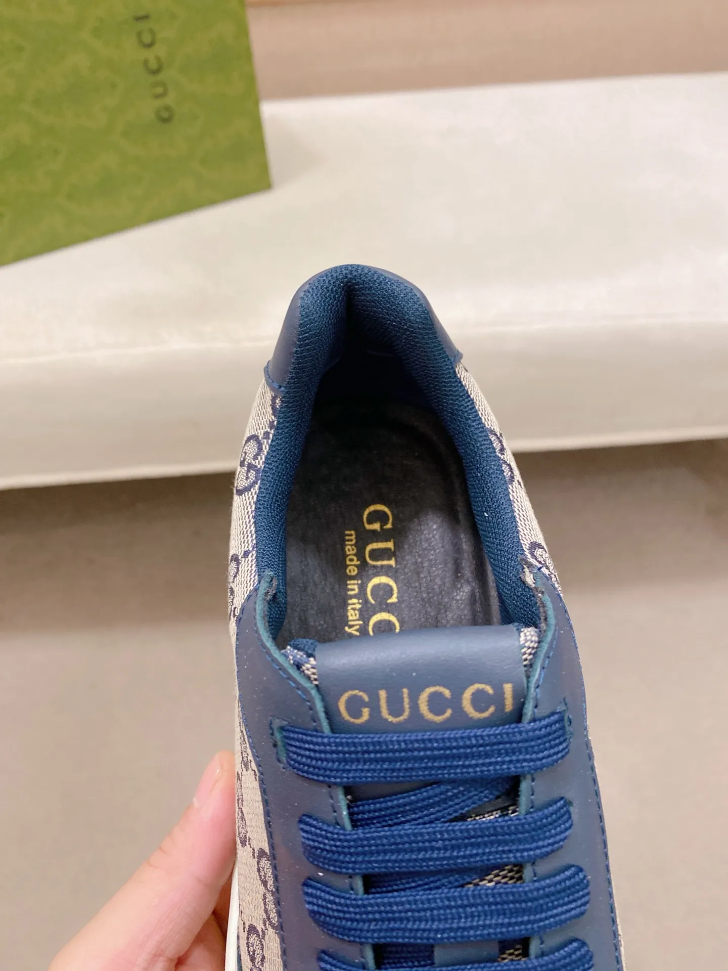 Men's shoes💰 440💰The new GUCCI (Gucci) counters are launched simultaneously. The new men's shoes, 😘fabrics are selected from imported cowhide, and the lining is sheepskin lining. 👍🏿 High-end ☄️ air-cushion molded anti-slip rubber outsole, exquisite lines, simple and elegant, comfortable and high-end for leisure travel. Code number: 38 to 44 (45 can be customized and cannot be returned or exchanged)